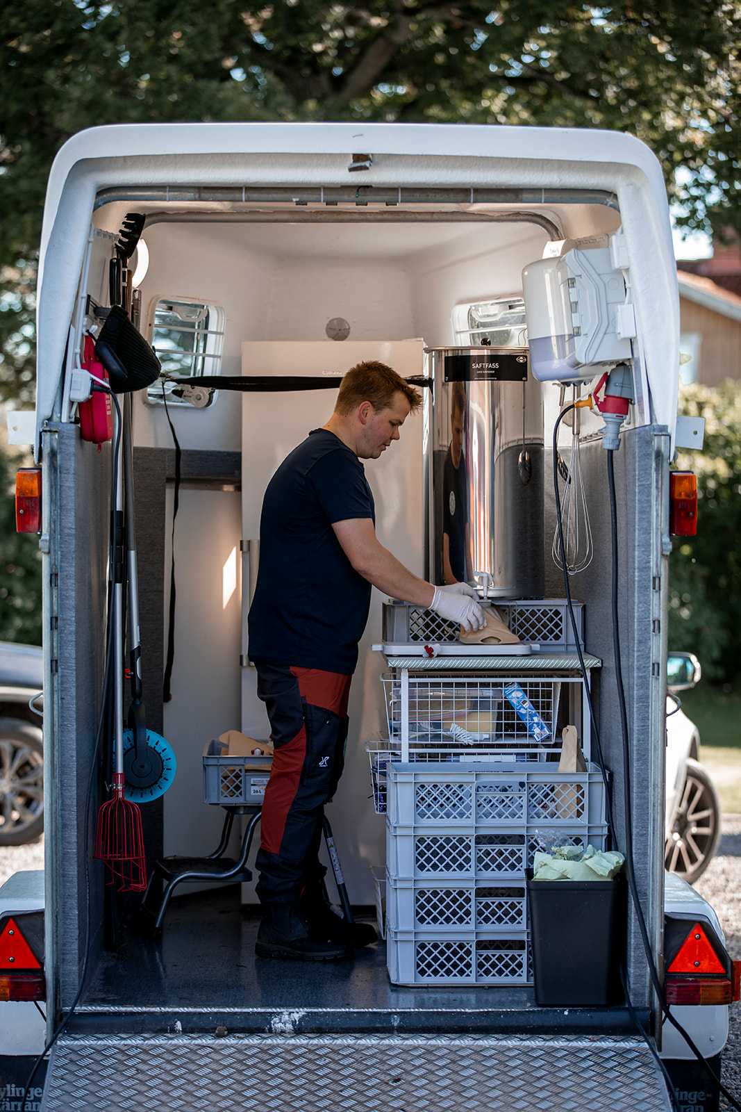 Simon står i det mobila musteriet